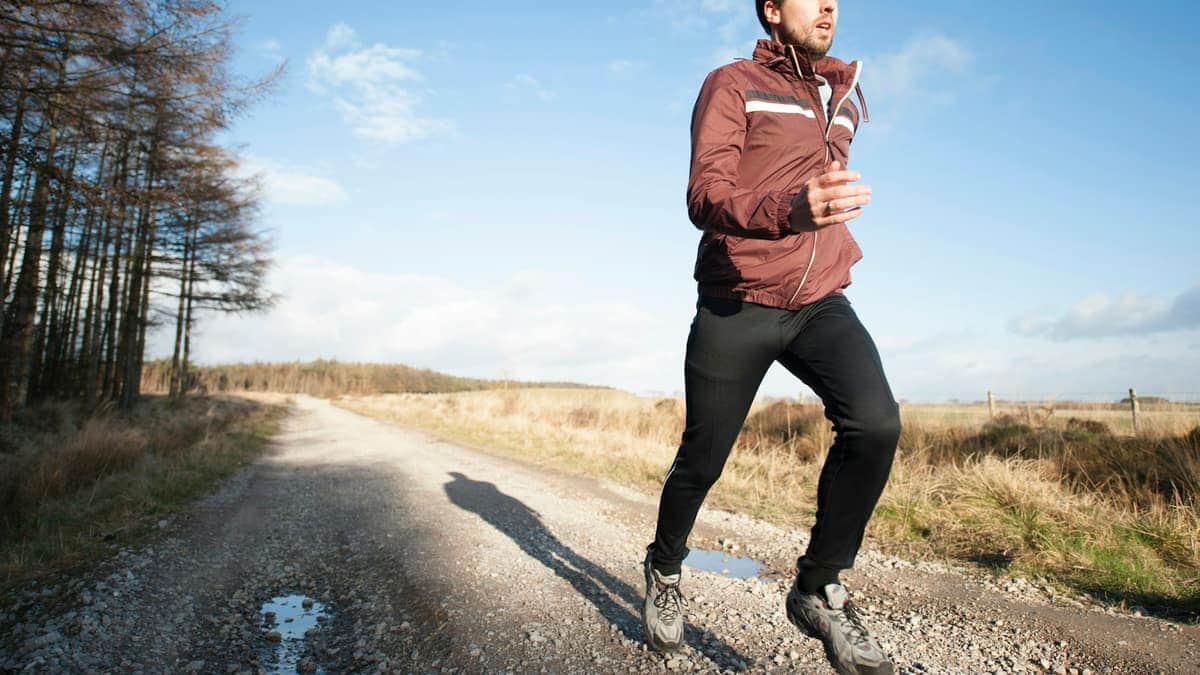 Personne s'étirant en plein air avant une activité physique