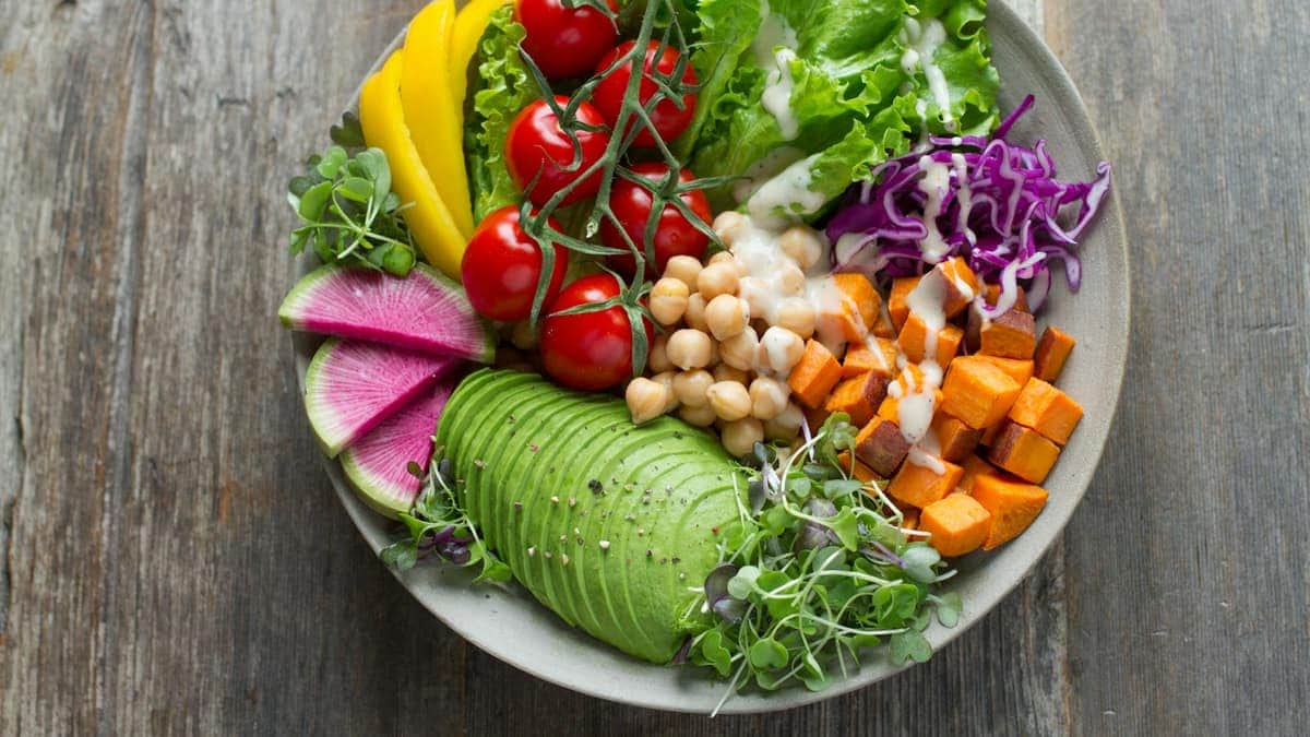 Bol de légumes frais pour une alimentation pauvre en sel