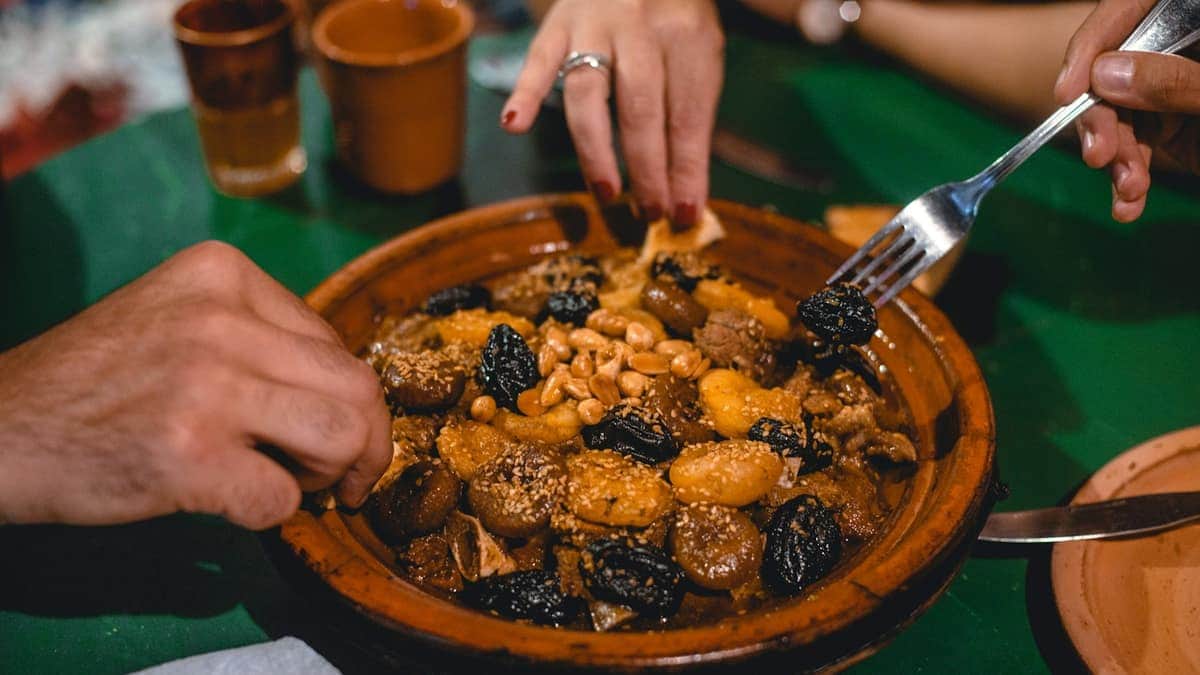 Plat de légumes mijotés de la cuisine marocaine traditionnelle
