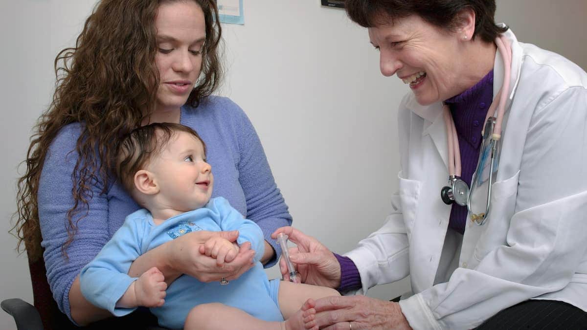 Vaccination d'un bébé tenu par sa mère