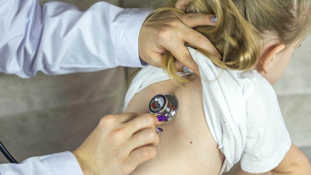 Pédiatre examinant un jeune enfant lors d'une consultation