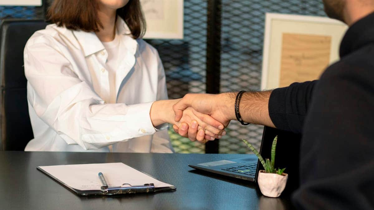 Poignée de main de confiance entre un médecin et son patient