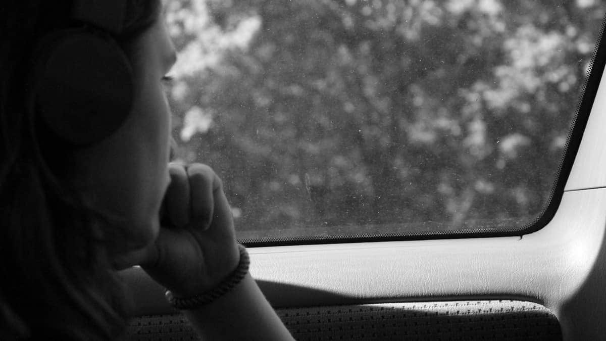 Personne pensive et isolée près d'une fenêtre