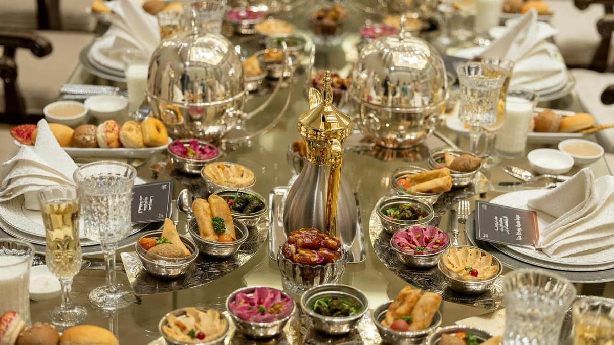 Table de rupture du jeûne garnie de dattes pendant le Ramadan