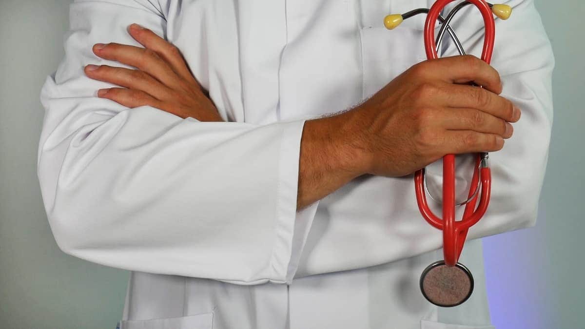 Médecin généraliste tenant un stéthoscope
