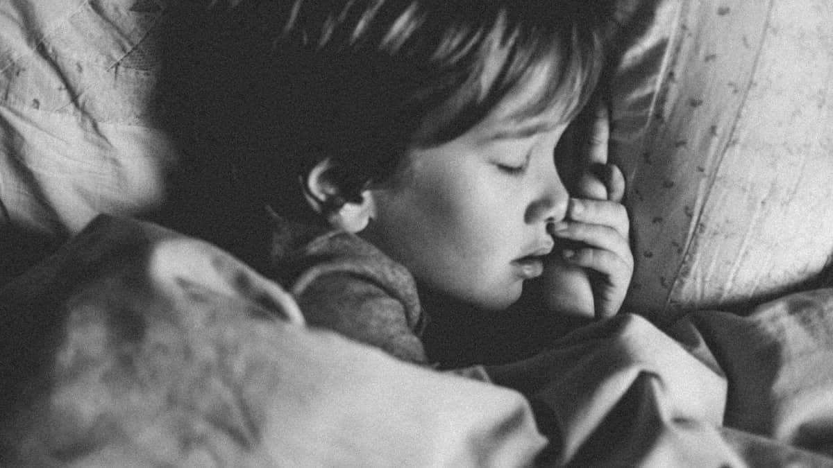 Parent réconfortant son enfant malade