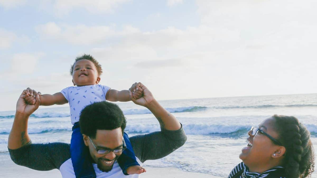 Famille avec un enfant, symbole de la protection santé d'une mutuelle