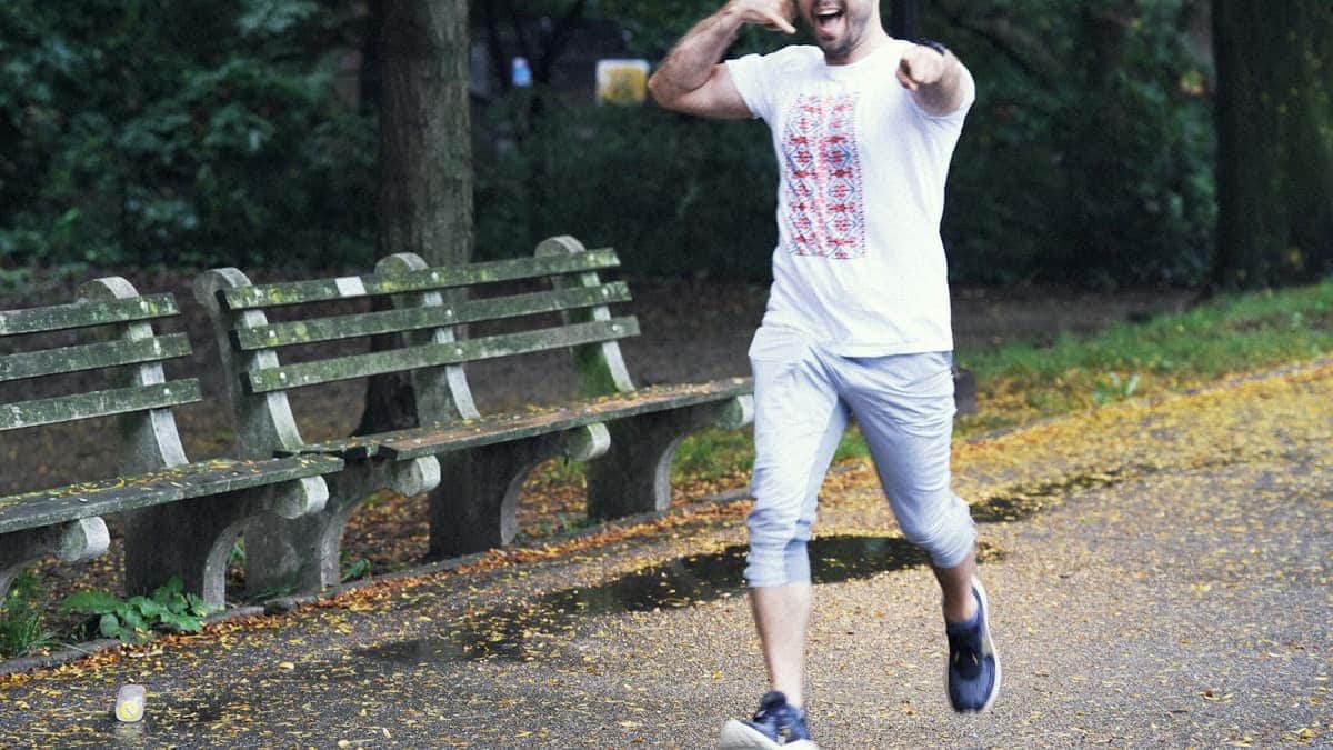 Personne active en plein air adoptant de bons réflexes santé