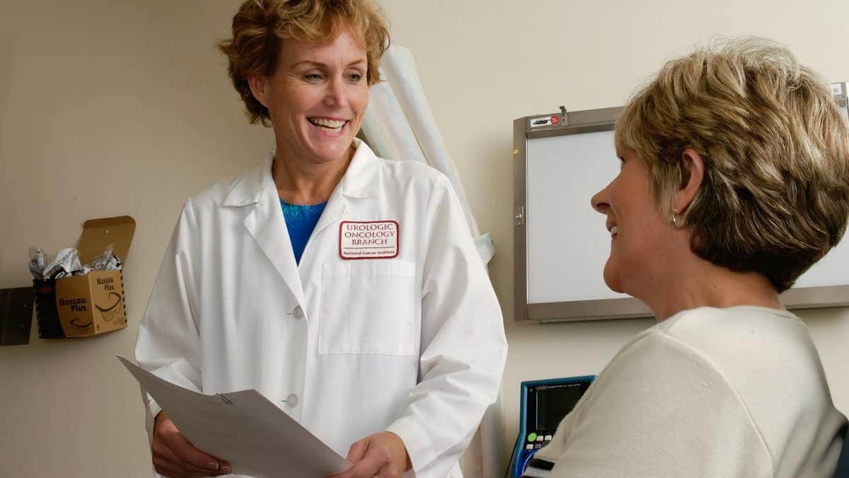 Consultation médicale entre une patiente et son médecin au cabinet