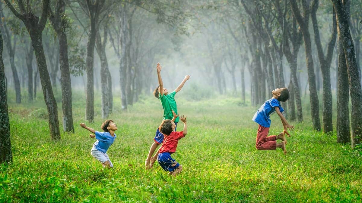 Enfants en bonne santé jouant en plein air