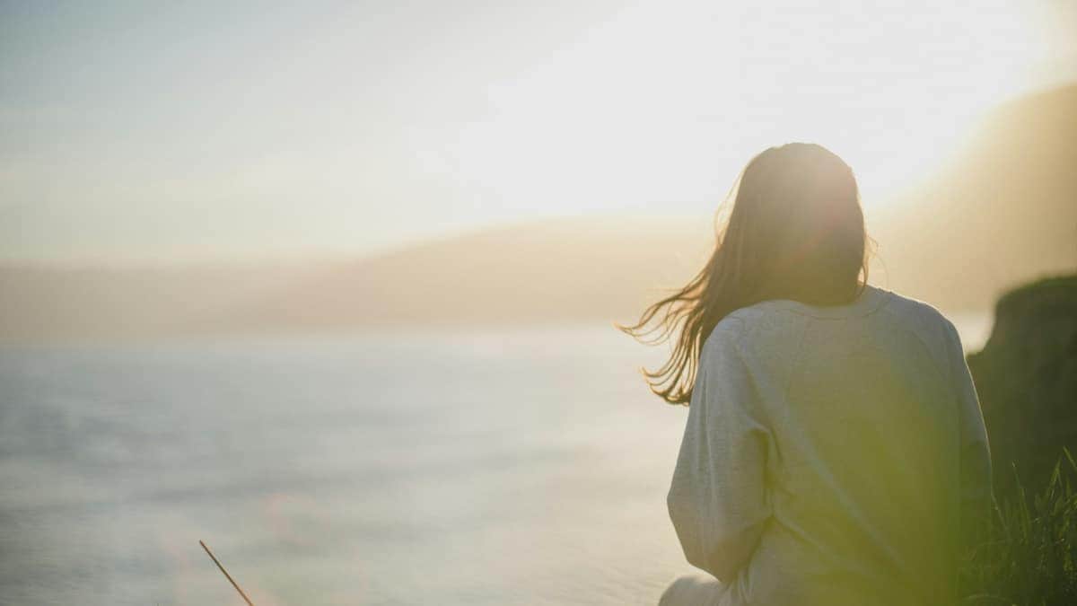 Femme sereine dans la lumière, bien-être féminin