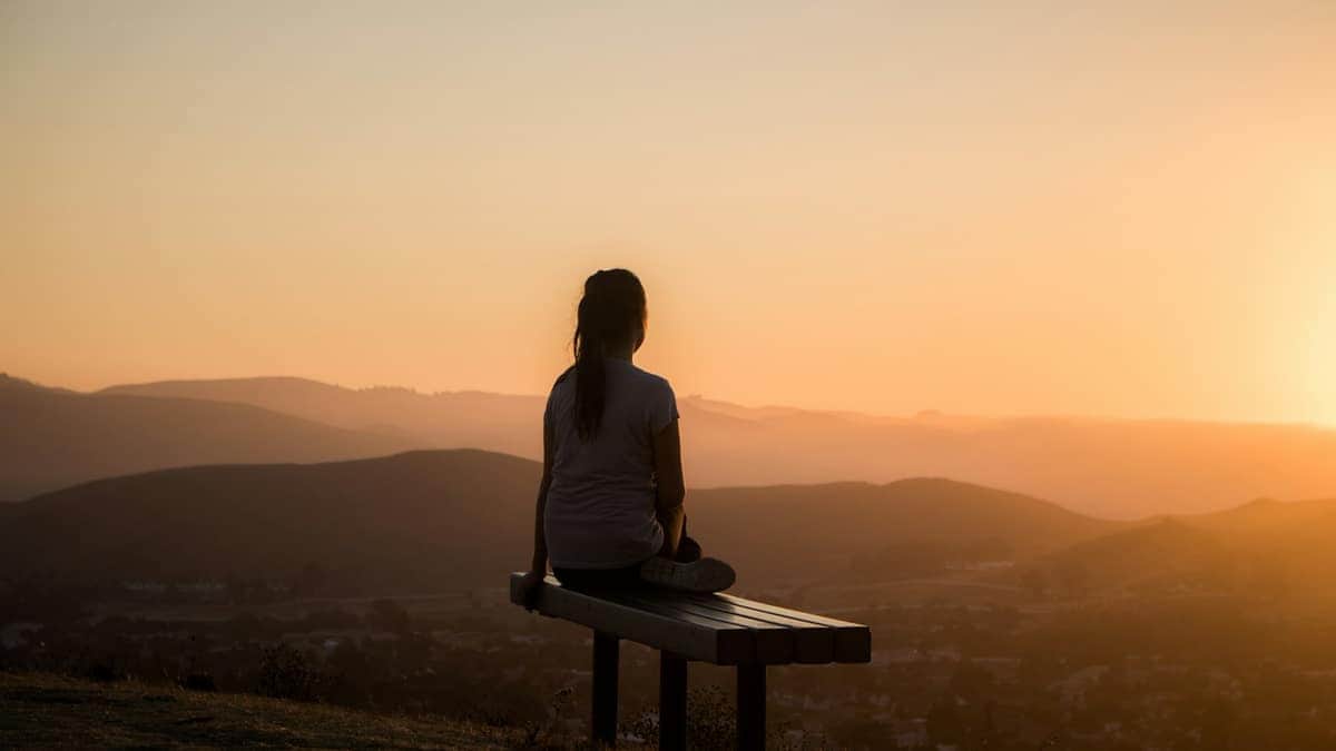 Silhouette apaisée au coucher du soleil, bien-être mental