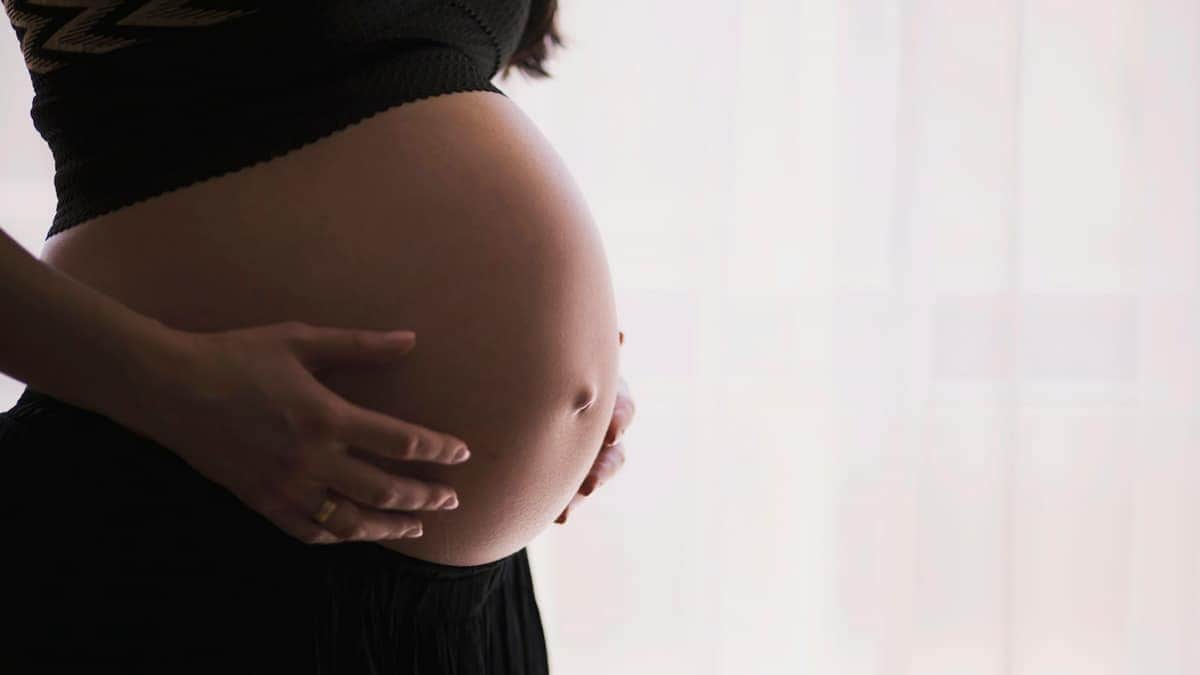 Femme enceinte tenant son ventre arrondi