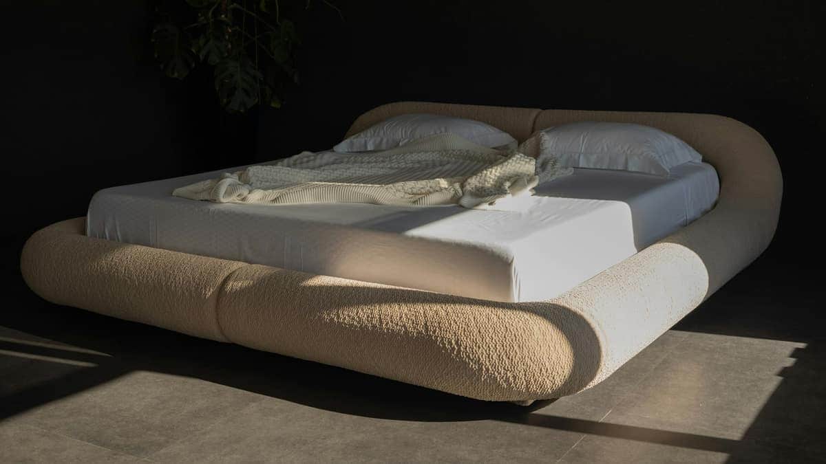 Lit et oreillers évoquant les troubles du sommeil et l'insomnie